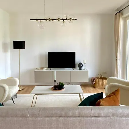Apartment Family Friendly Work From 2br, Balcony, Wifi, Netflix, Near Basf